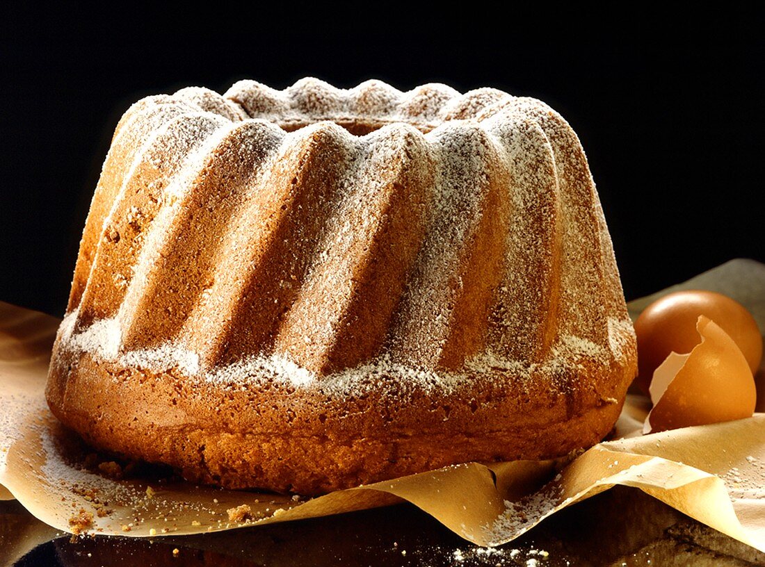 Gugelhupf with icing sugar