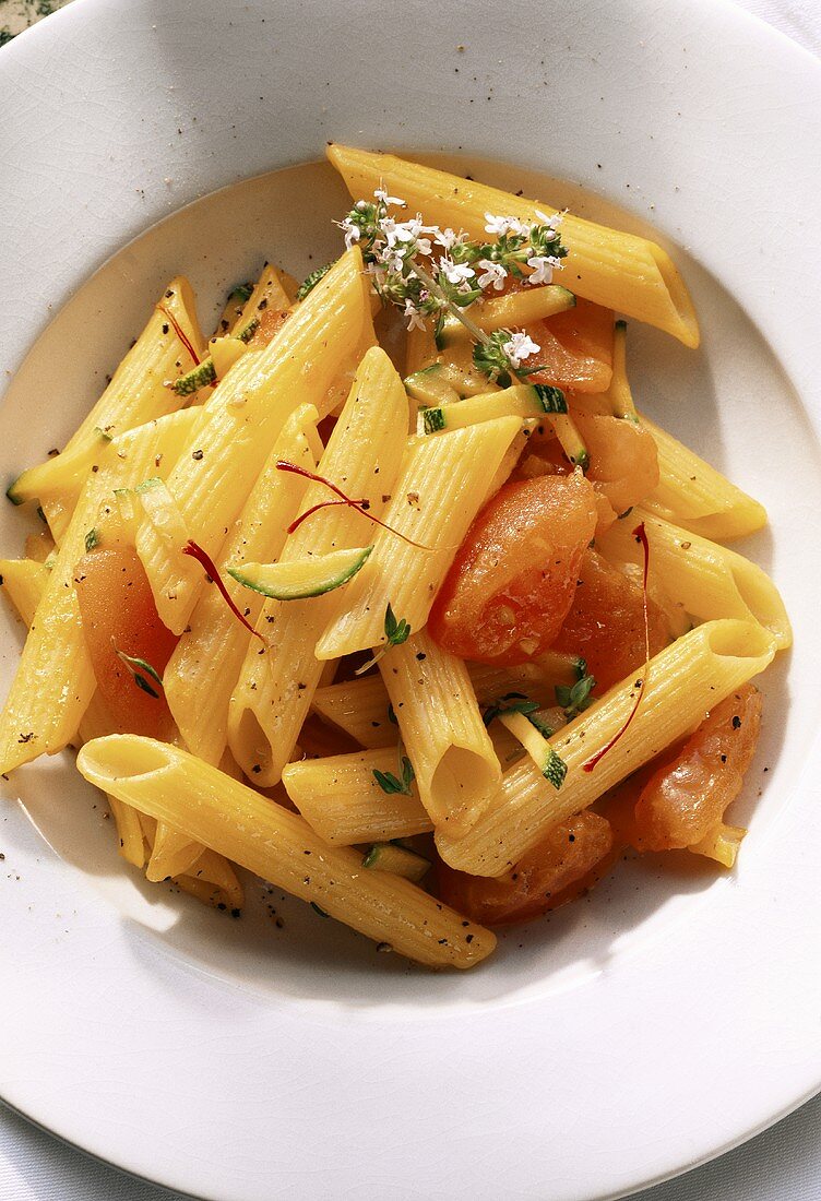 Penne with tomatoes, courgettes and saffron