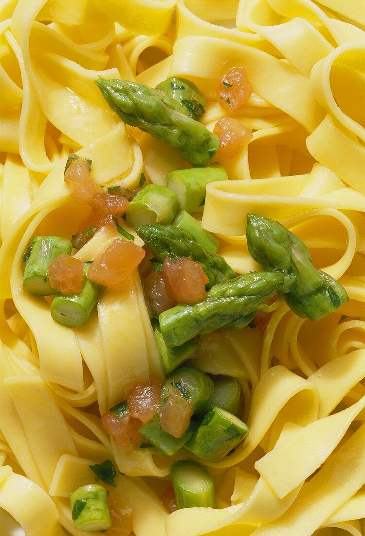 Tagliatelle mit grünem Spargel