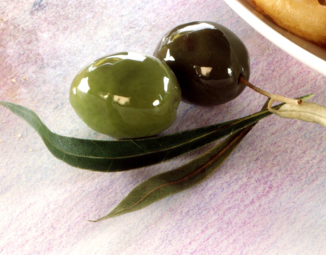 Grüne Oliven mit Blättern