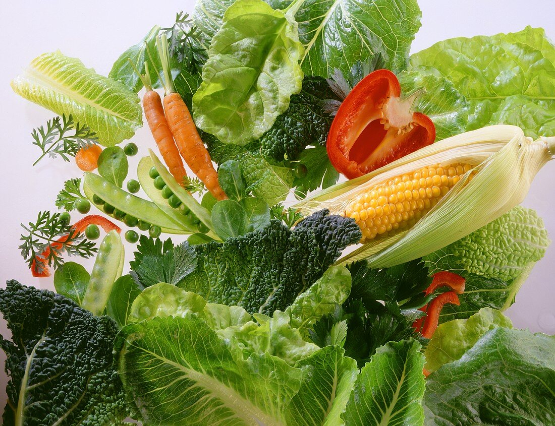 Stillleben mit Gemüse und Salatblättern