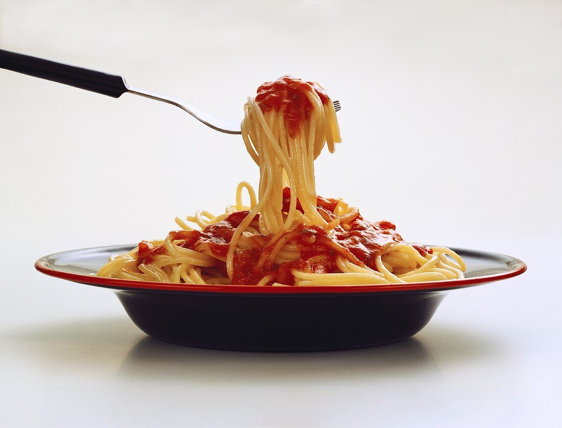 Spaghetti al pomodoro (spaghetti with tomato sauce, Italy)