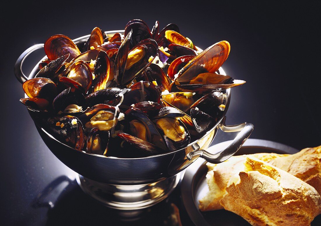 Mussels in wine stock with white bread (Italy)