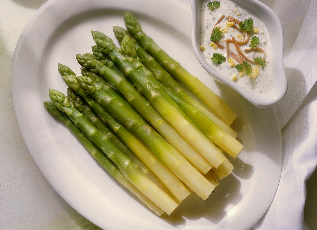 Grüner Spargel mit Kräutersauce