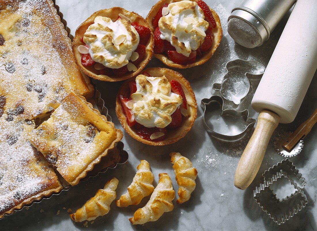 Strawberry tartlets & tray-baked cake