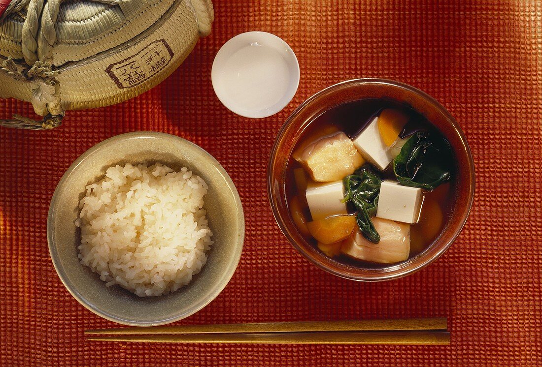 Lachs-Tofu-Suppe mit Mangold und Möhren