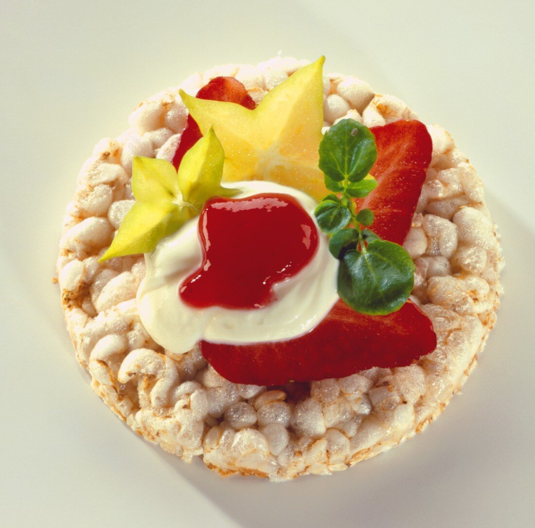 Reiswaffel-Cracker mit Erdbeere,Joghurt,Marmelade,Karambole