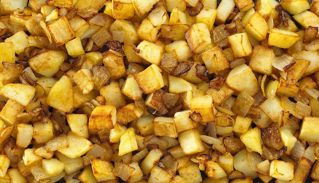 Bratkartoffeln mit Zwiebeln (bildfüllend)