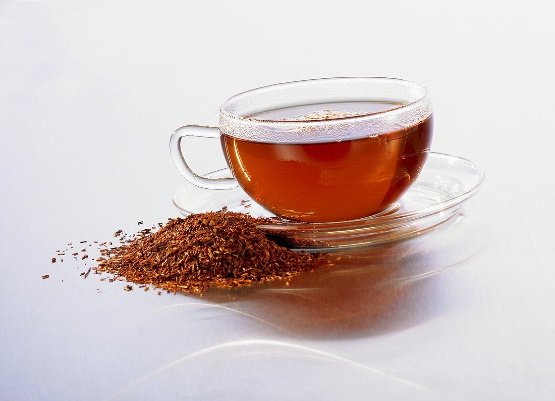 Tasse Rooibostee und frischer Rooibos daneben