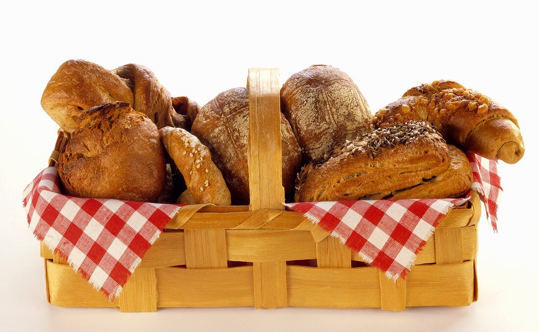 Bread basket with pretzels, bread rolls and pretzel sticks