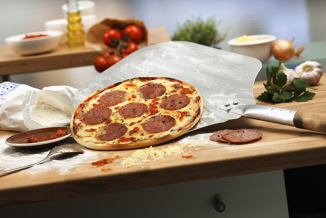 Salamipizza mit Pizzaschieber