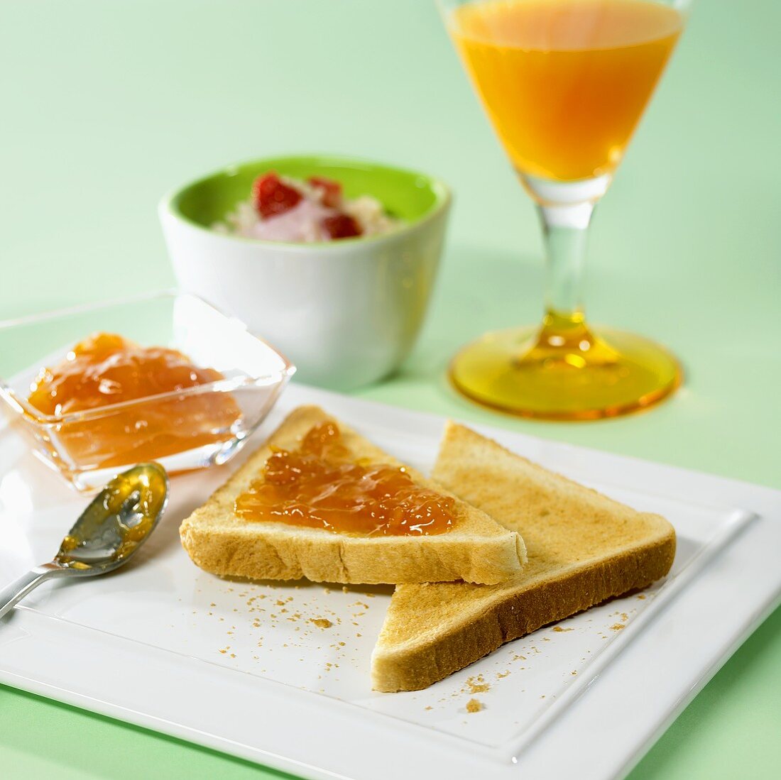 Marmeladentoast, Porridge und Orangensaft