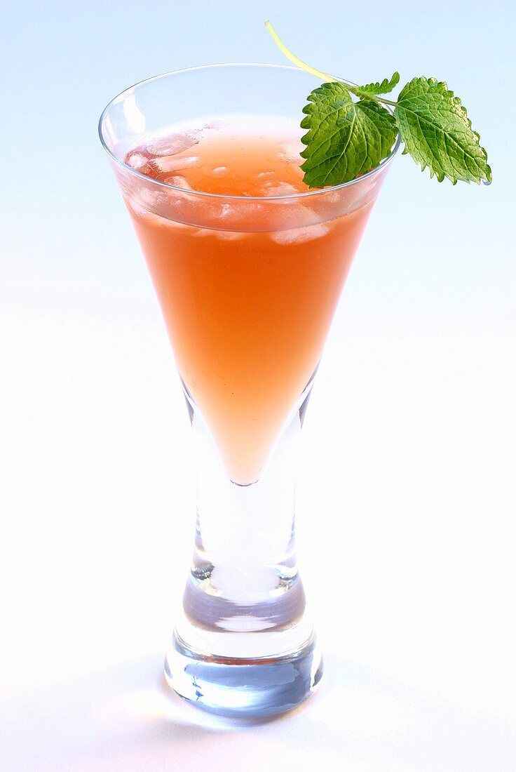Ein Cocktail mit Tee und Rum