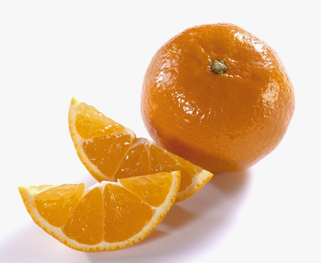 Eine Orange und zwei Orangenschnitze