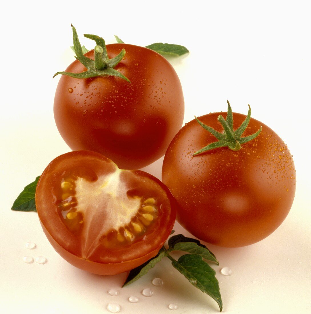 Zwei ganze und eine halbe Tomate