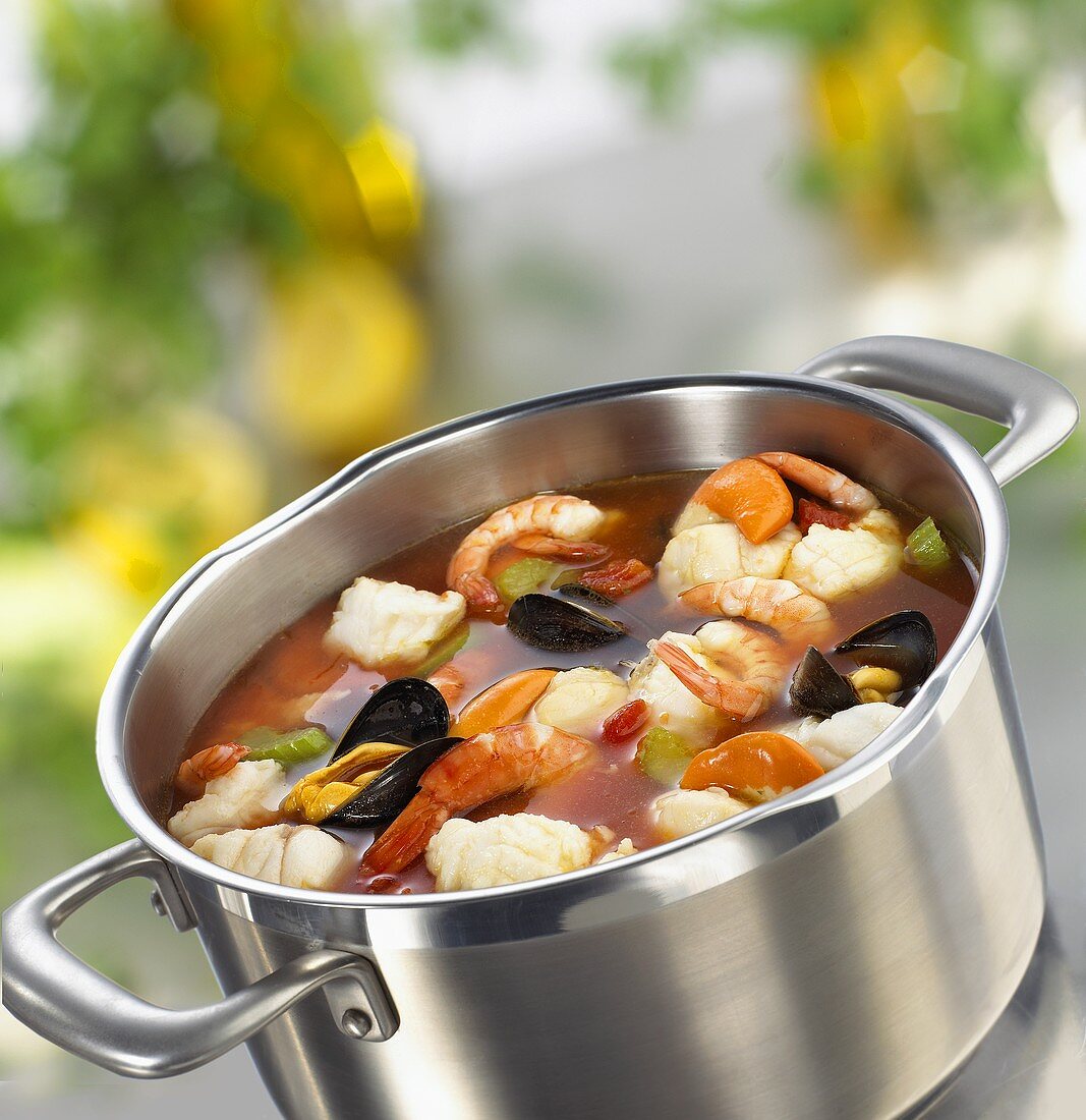 Bouillabaisse (Fischsuppe, Frankreich) im Topf