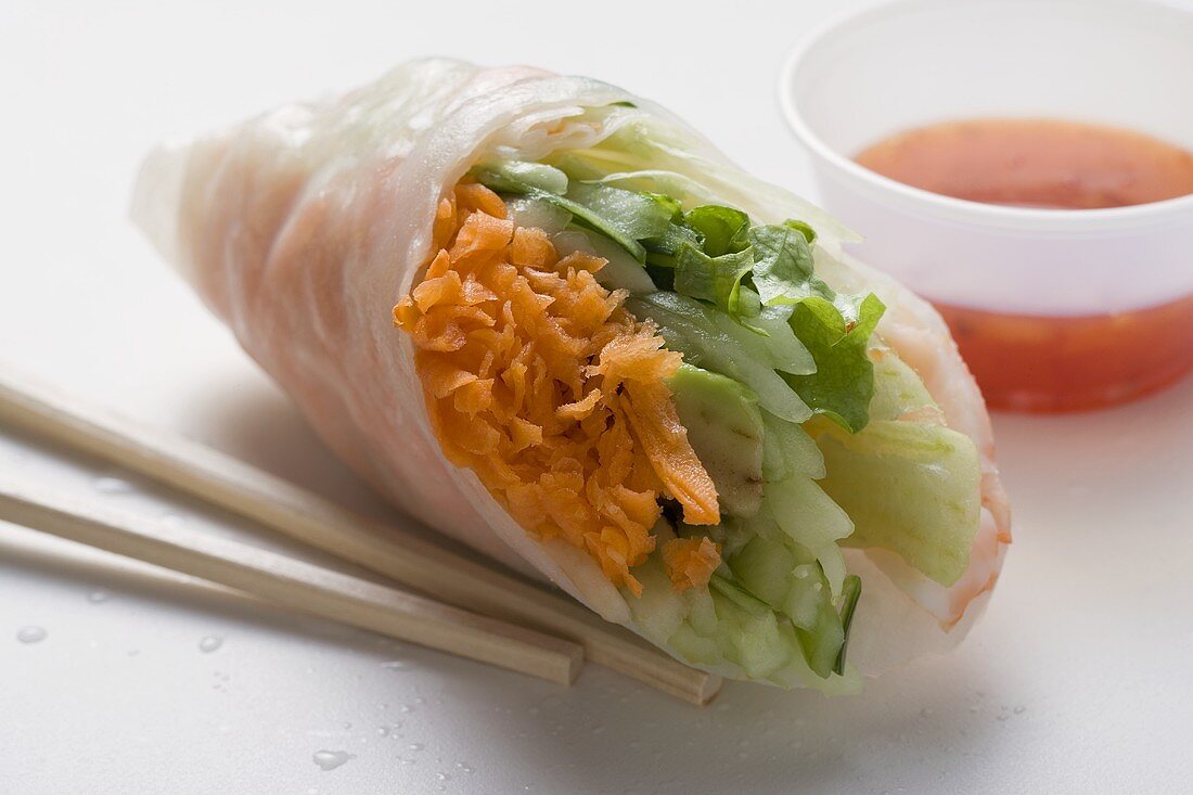 Vietnamese rice paper roll with vegetables and dip
