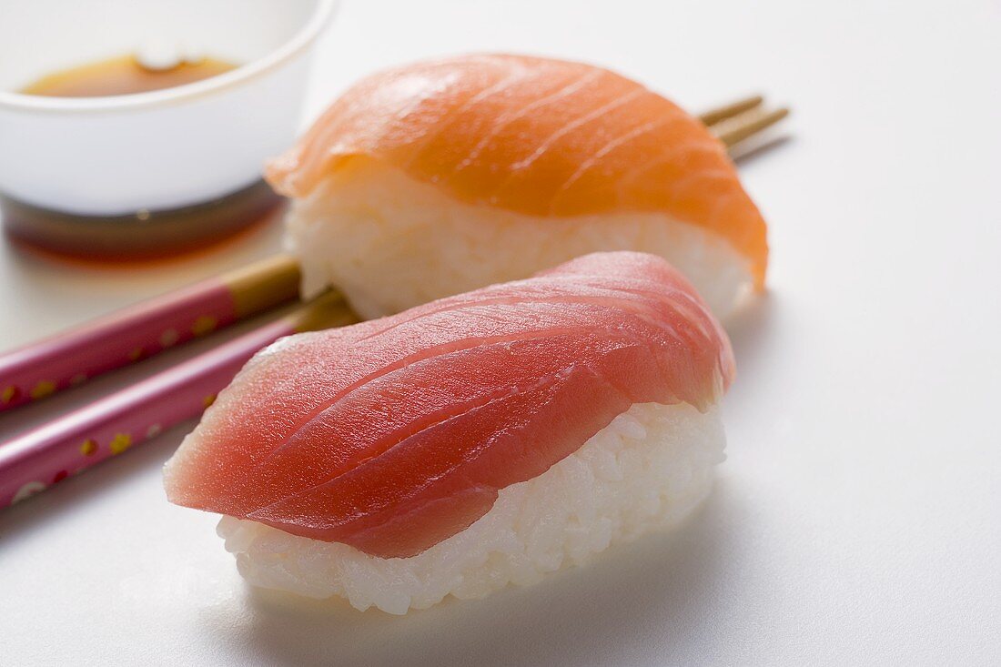 Nigiri-Sushi mit Thunfisch und Lachs, Essstäbchen & Sojasauce