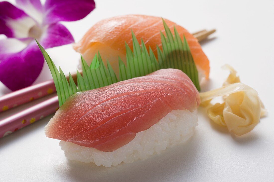 Nigiri-Sushi mit Thunfisch und Lachs und eingelegtem Ingwer