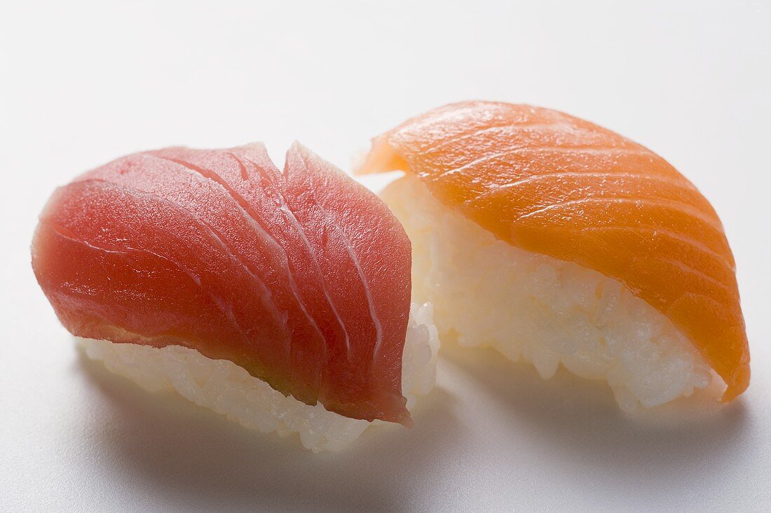 Nigiri-Sushi mit Thunfisch und Lachs