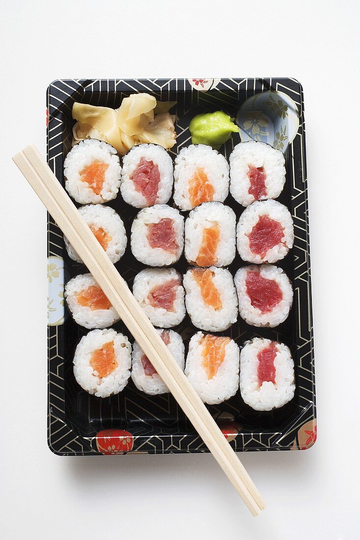 Maki-Sushi mit Thunfisch und Lachs zum Mitnehmen