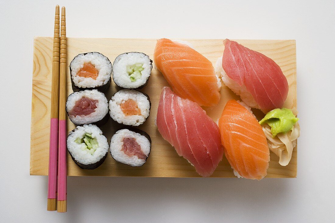Maki-Sushi und Nigiri-Sushi auf Sushibrett
