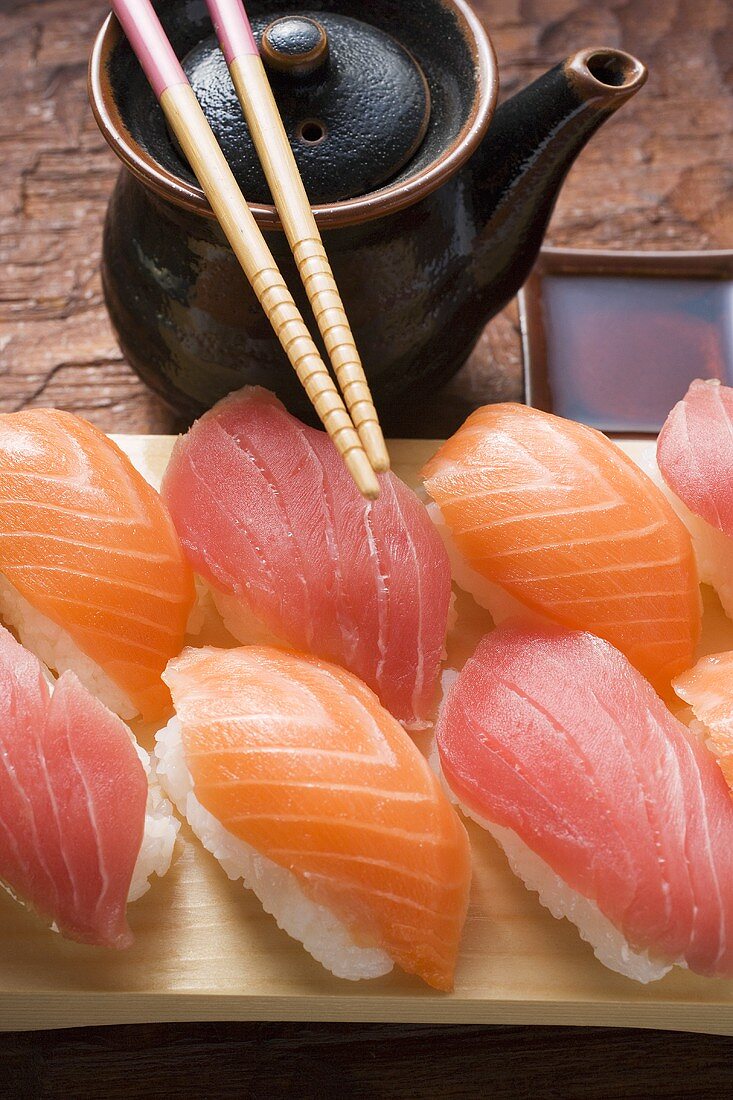 Nigiri-Sushi, Essstäbchen und Kännchen