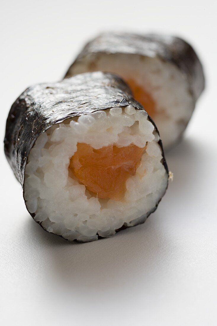 Zwei Maki-Sushi mit Lachs