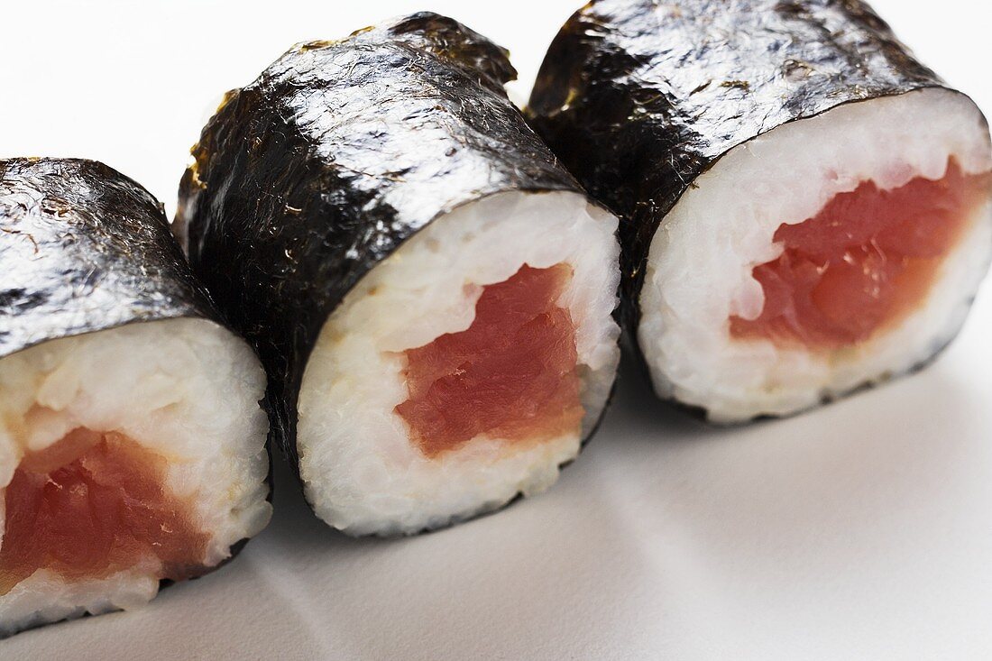 Drei Maki-Sushi mit Thunfisch