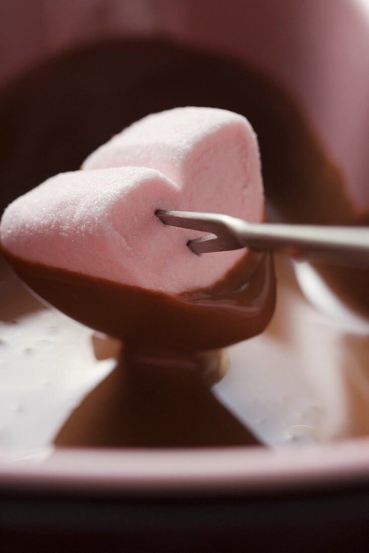 Schokoladenfondue mit herzförmigem Marshmallow