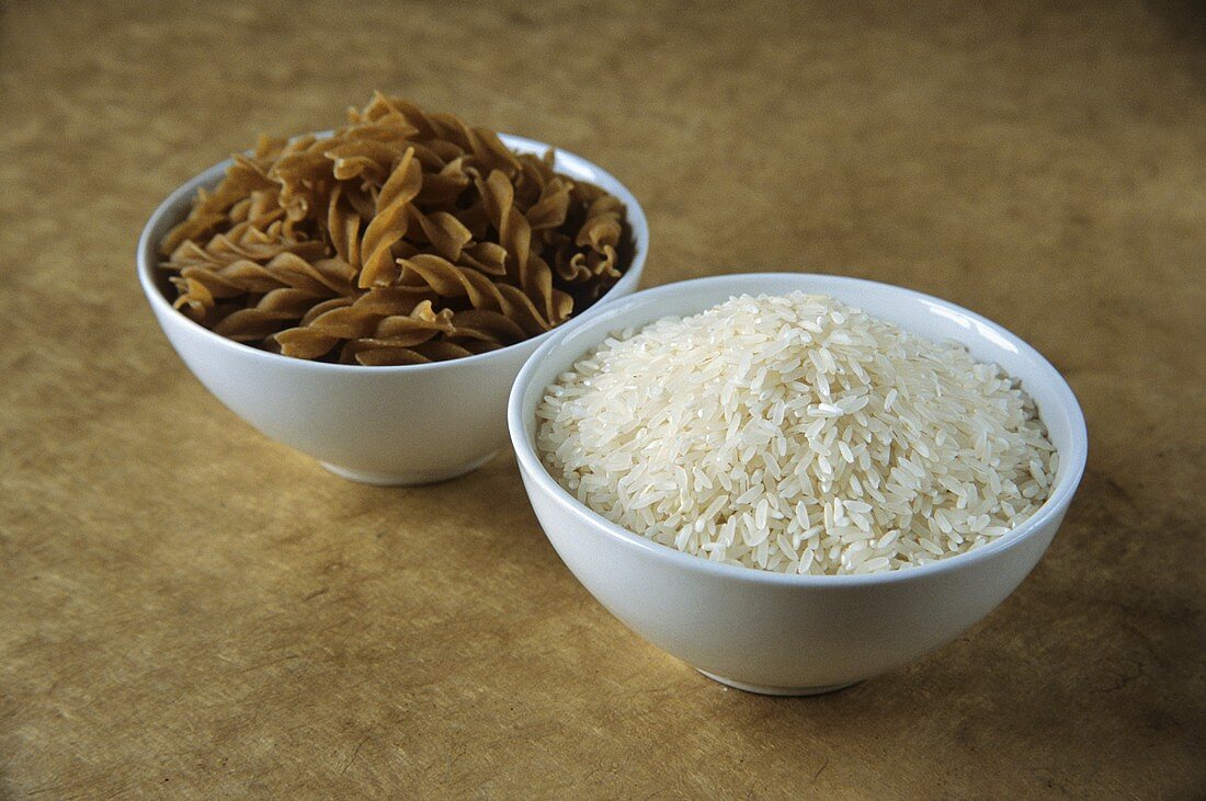 Symbolbild GI-Diät: Kohlenhydrate aus Vollkornnudeln und Reis