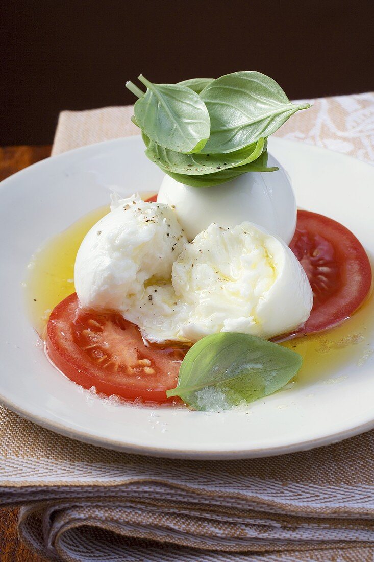 Insalata caprese (Tomatoes with mozzarella and basil)