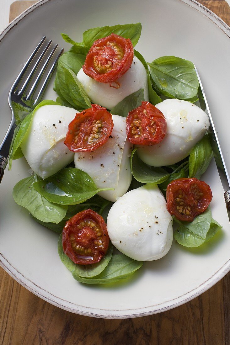 Caprese (Tomaten mit Mozzarella und Basilikum)