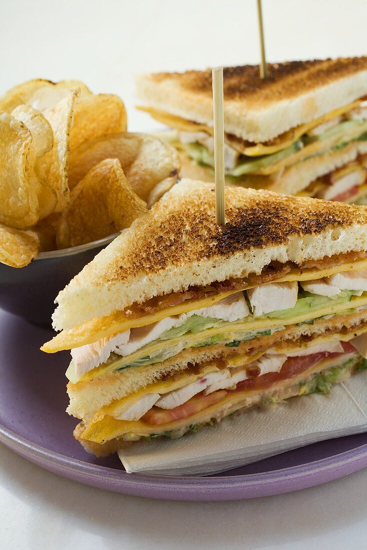 Clubsandwiches mit Hähnchenbrust und Chips