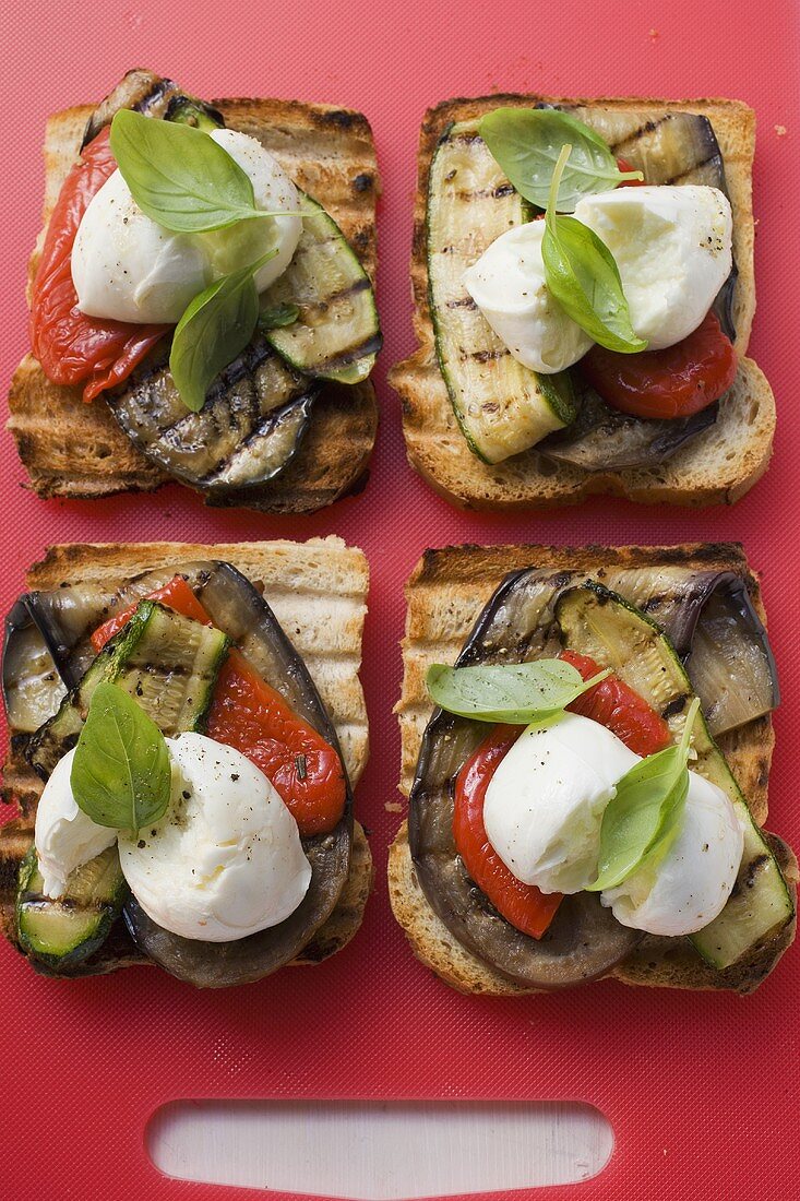 Gegrillte Brotscheiben mit Gemüse und Mozzarella