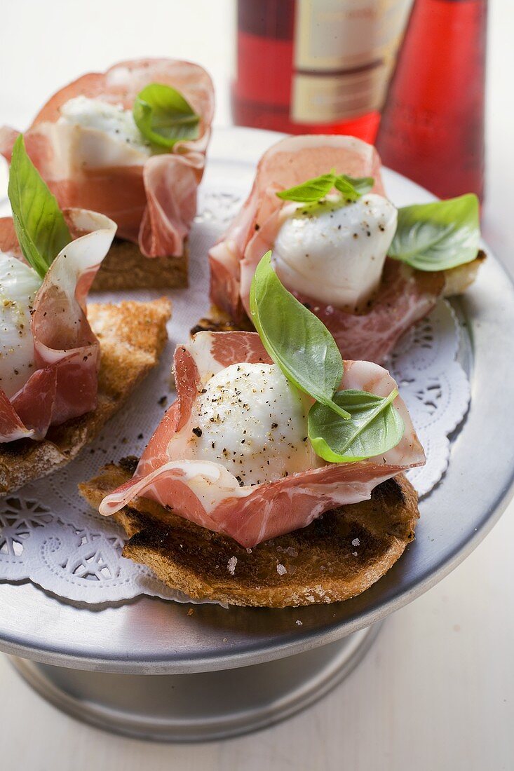 Crostini mit Parmaschinken, Mozzarella und Basilikum