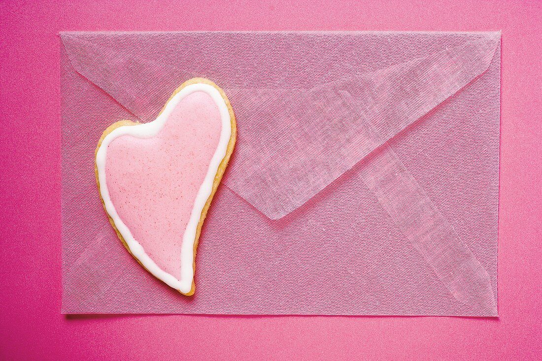 Pink envelope with heart-shaped biscuit