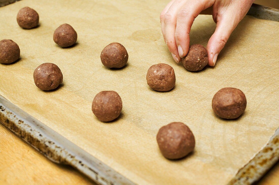 Kleine Kugeln aus Haselnussteig auf einem Backblech