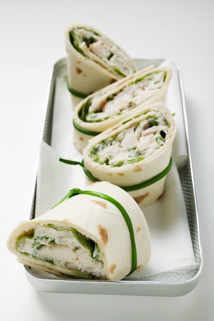 Vier Wraps mit Fischfüllung