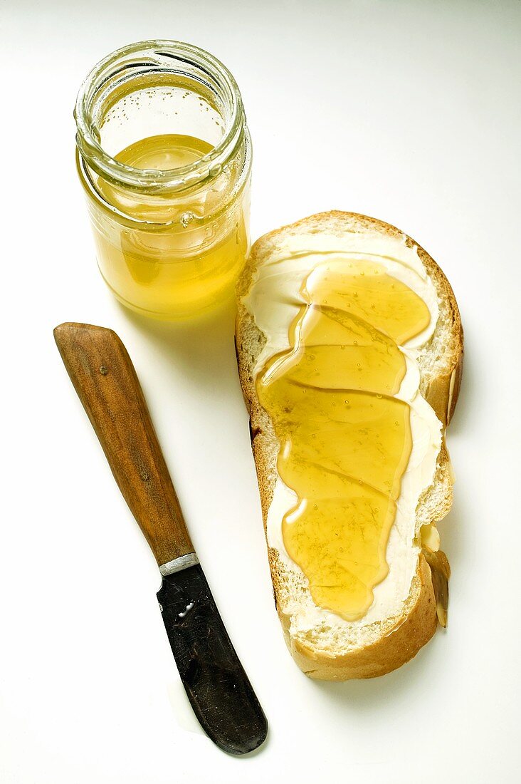Hefezopfscheibe mit Butter und Honig, Messer & Honigglas