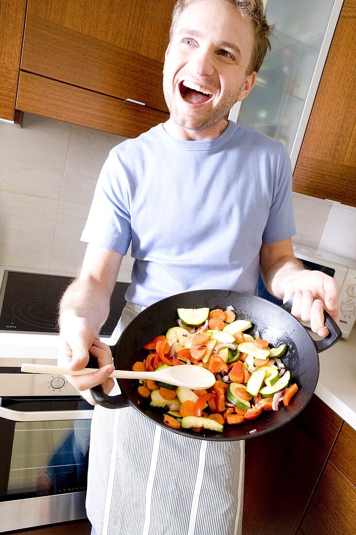 Junger Mann mit Spass am Kochen