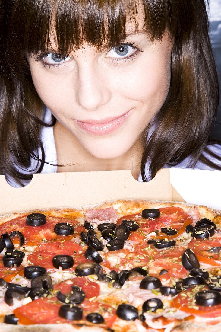 Junge Frau mit einer Pizza