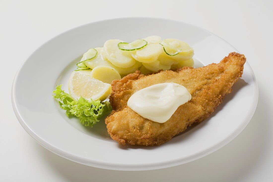 Fischfilet mit Mayonnaise und Kartoffelsalat