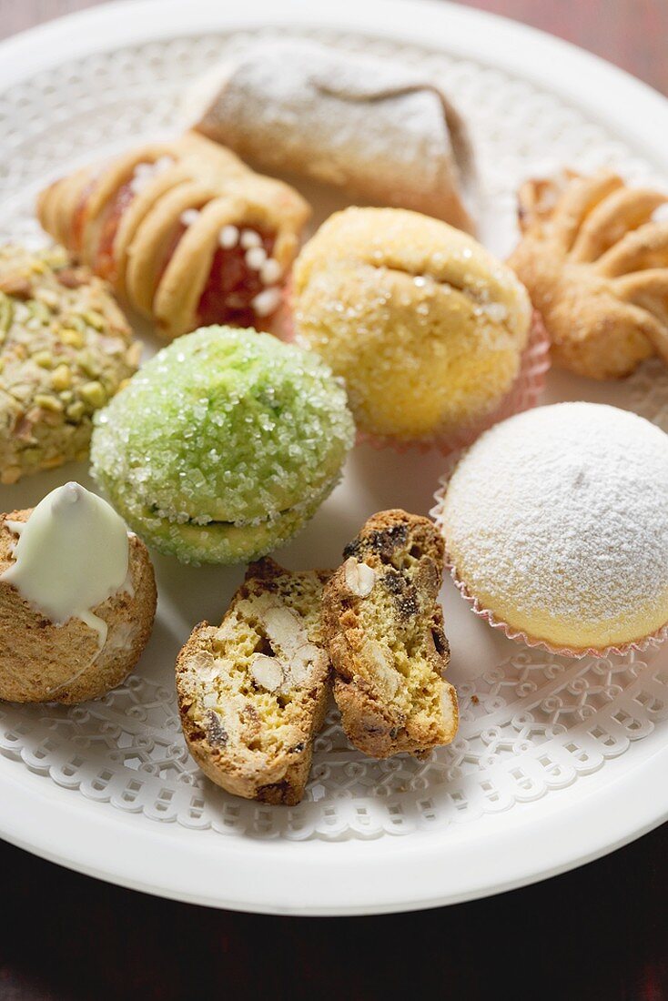 Assorted small pastries (cantucci, pistachio balls etc.)