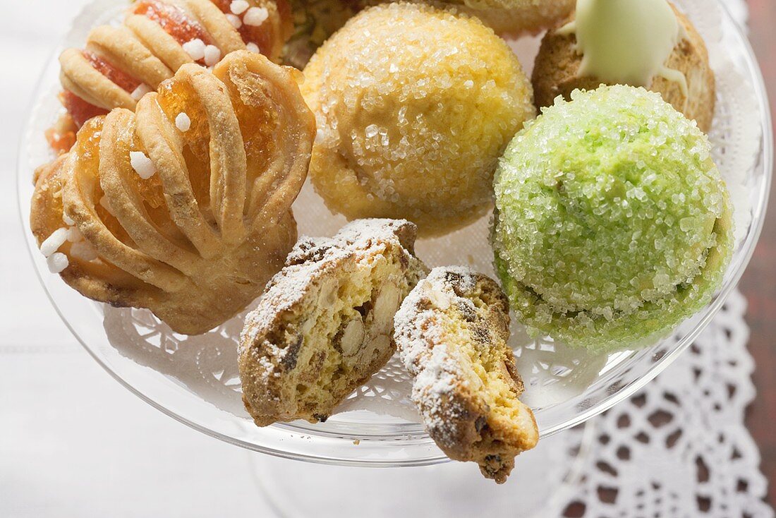 Assorted small pastries (with jam, nuts & pistachios)