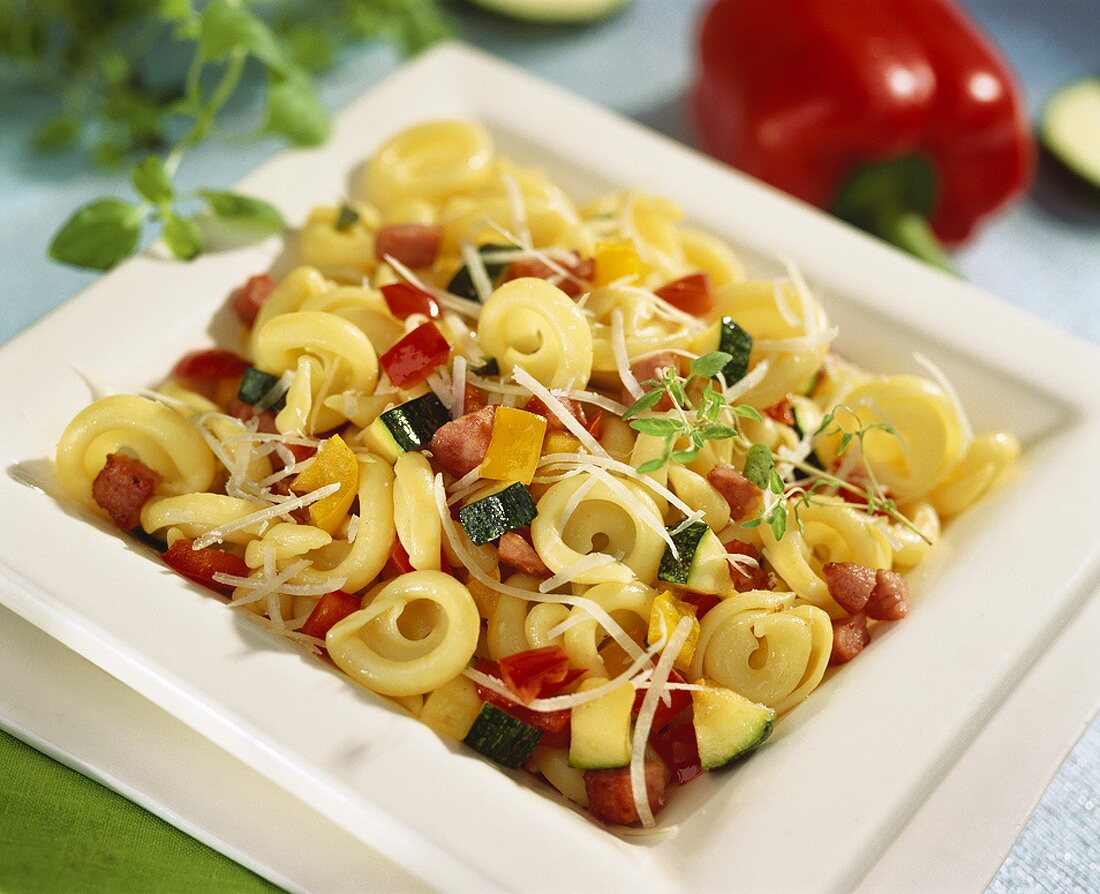 Tortellini mit Gemüse und Speckwürfeln – Bilder kaufen – 932704 StockFood