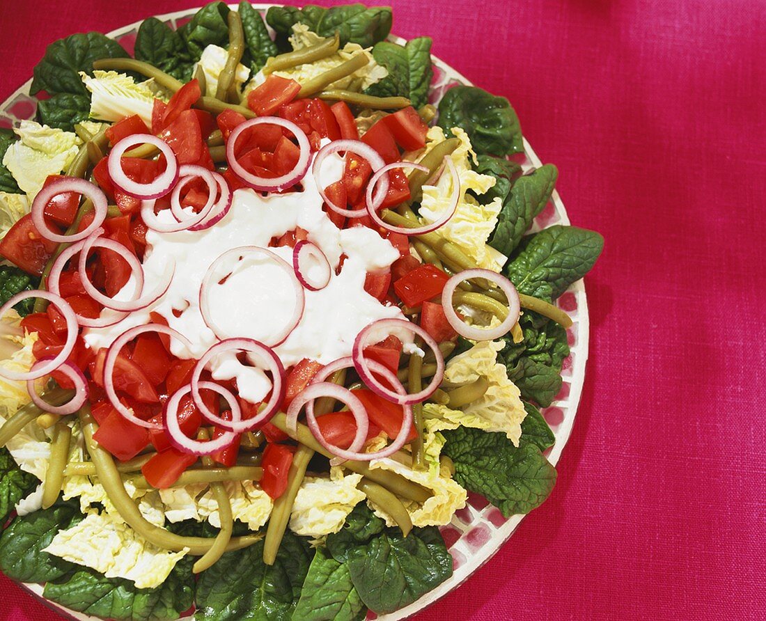 Gemischter Salat mit Joghurt
