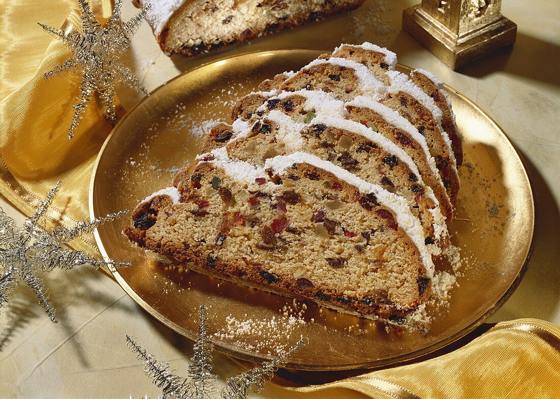 Butterstollen mit Mandeln und kandierten Früchten