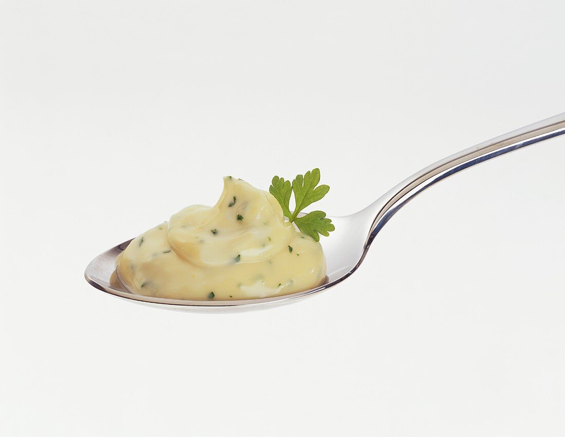 Kräutermayonnaise auf Löffel