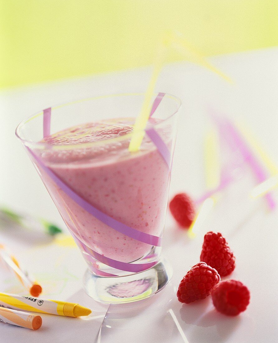 Himbeershake für Kinder, daneben Wachsmalstifte